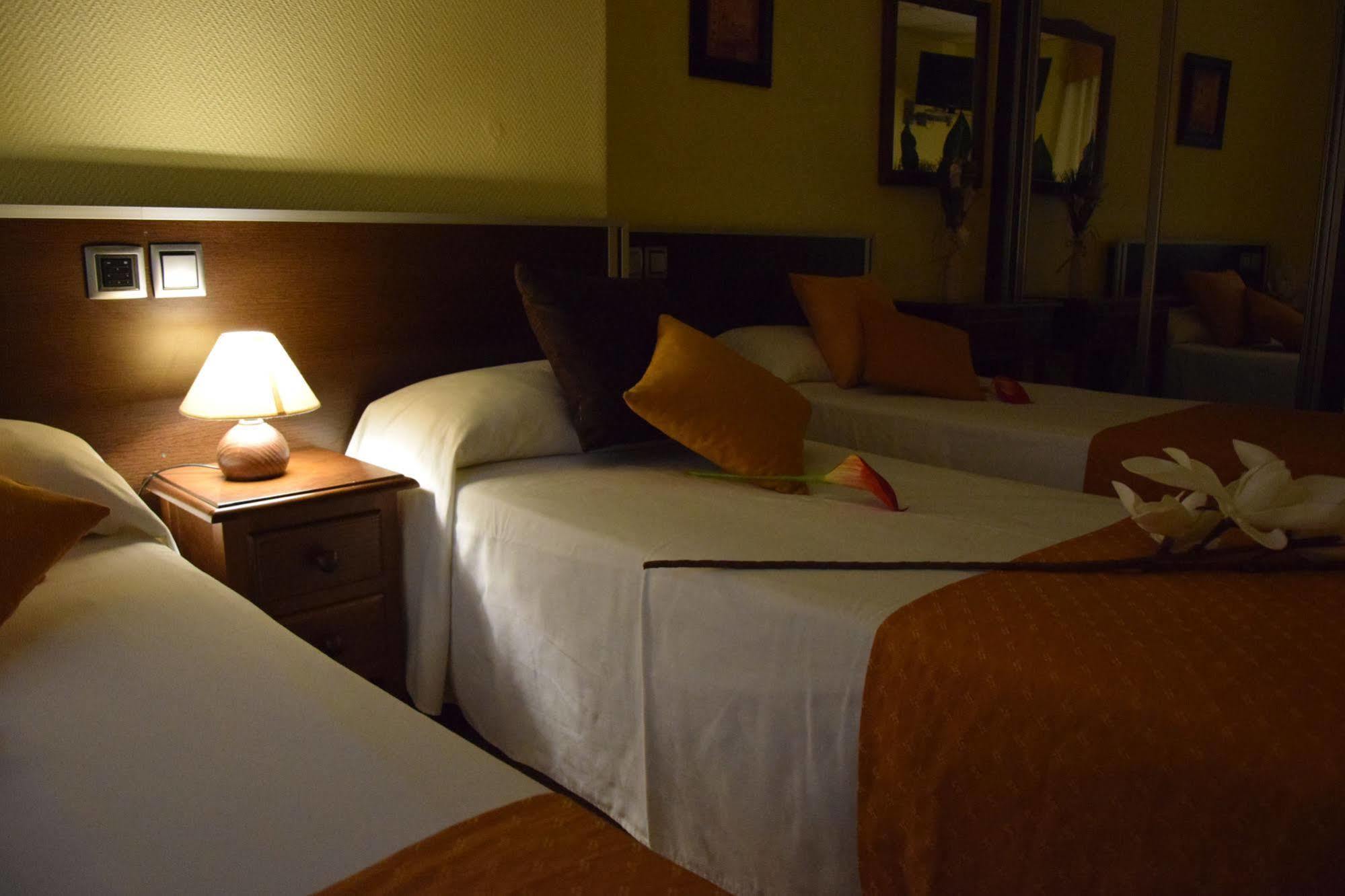 Hotel Complutense Alcalá de Henares Kültér fotó