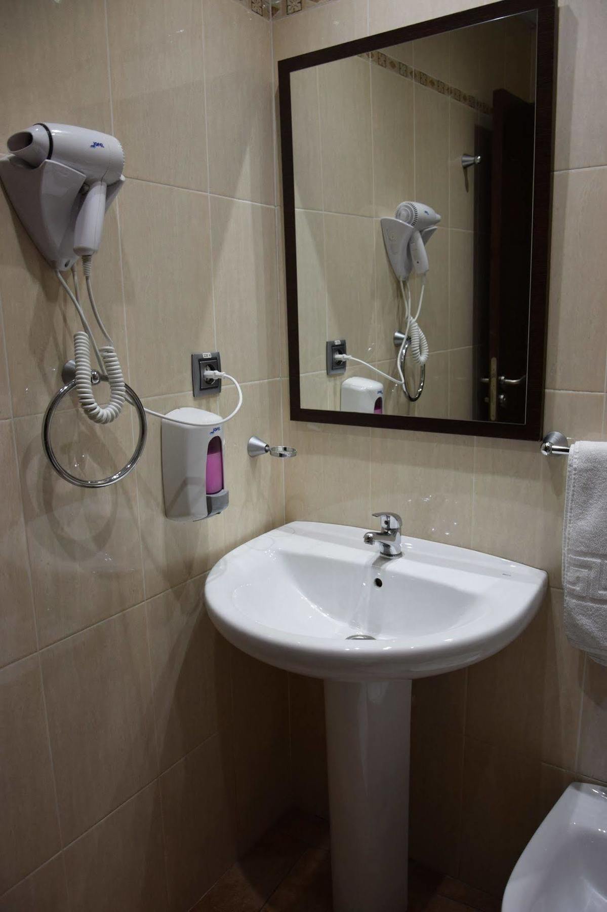 Hotel Complutense Alcalá de Henares Kültér fotó