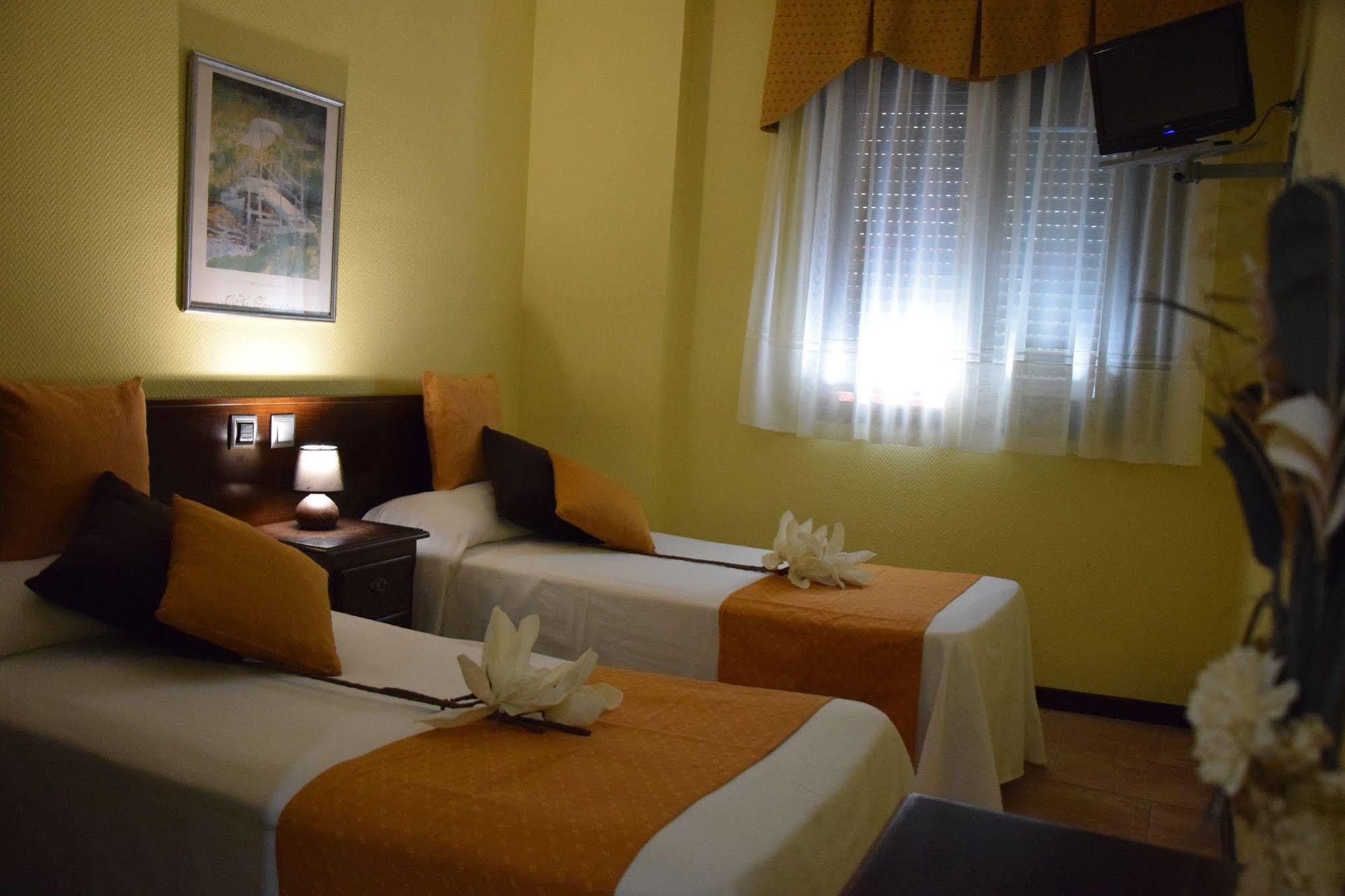 Hotel Complutense Alcalá de Henares Kültér fotó