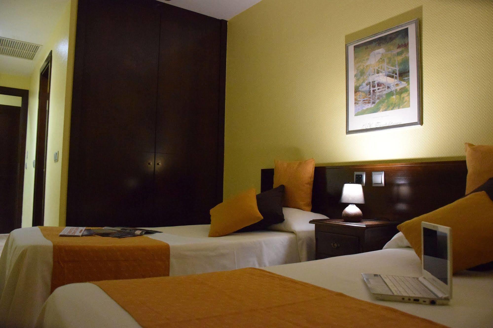 Hotel Complutense Alcalá de Henares Kültér fotó