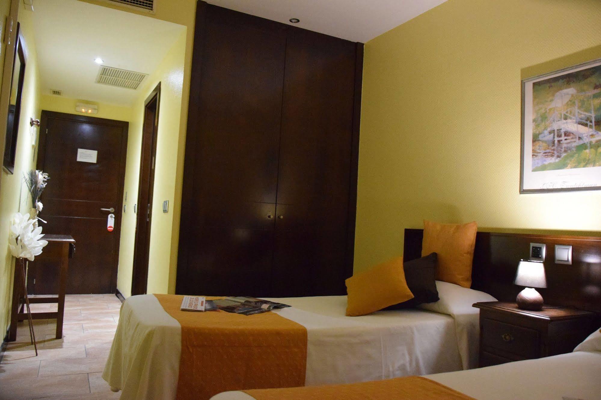 Hotel Complutense Alcalá de Henares Kültér fotó