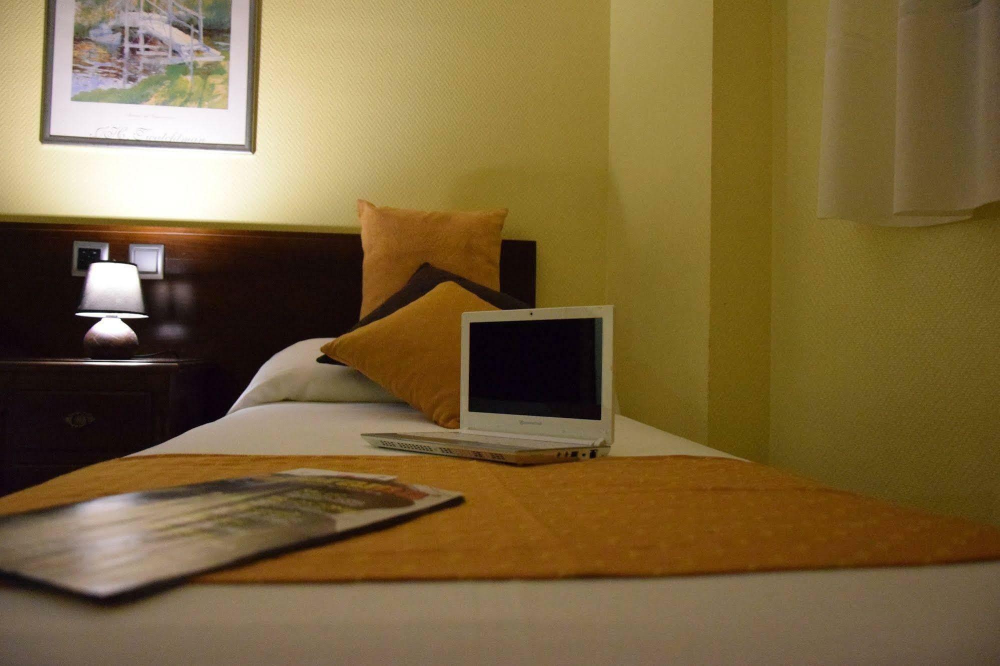 Hotel Complutense Alcalá de Henares Kültér fotó